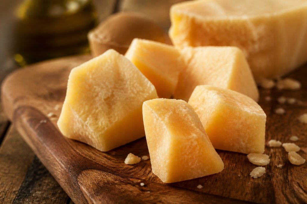 Consommer du parmesan enceinte : sécurité et bienfaits