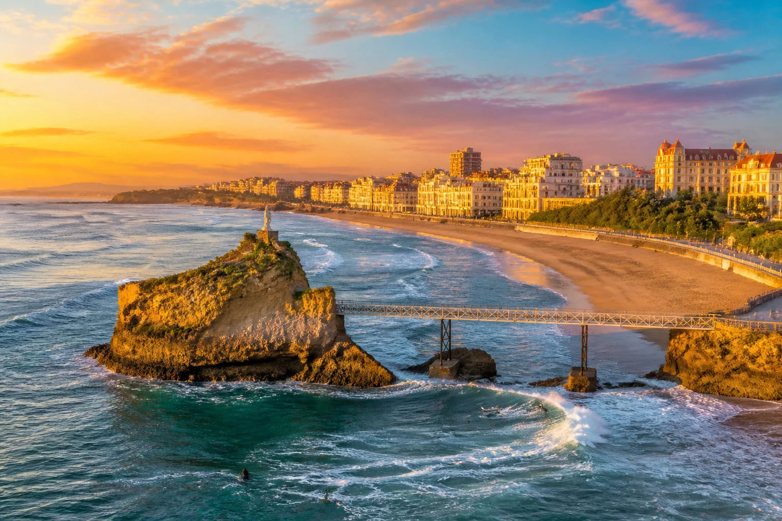Biarritz rocher de la vierge au coucher du soleil