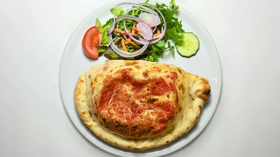Calzone doré sortant du four
