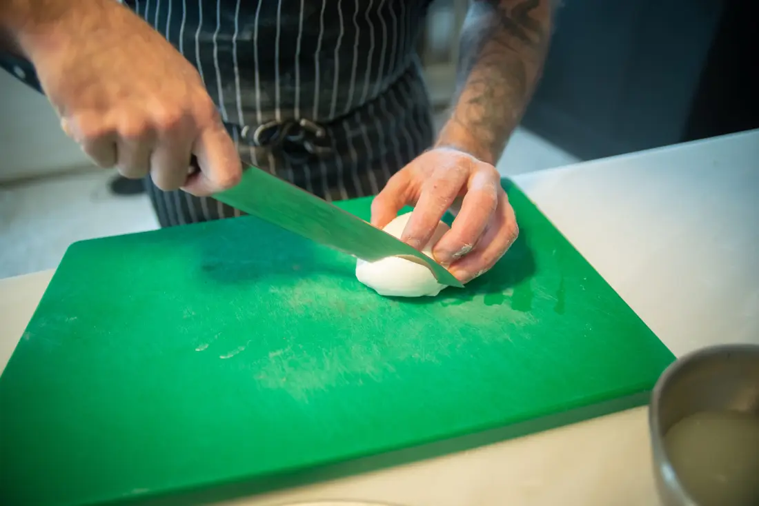 Mozzarella fraîche en train de s'égoutter