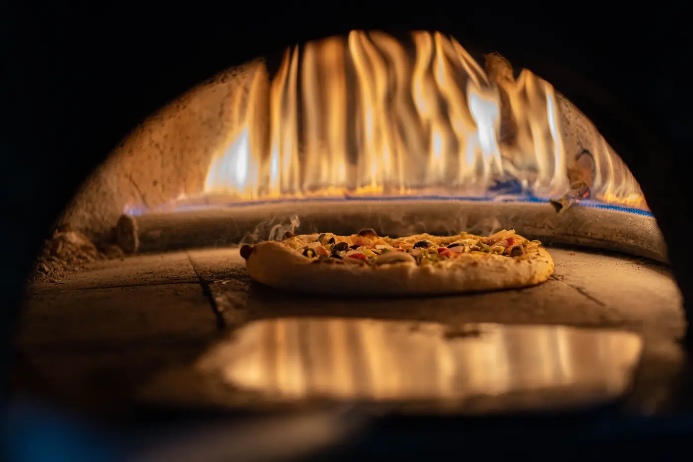 Pizza en cuisson sur pierre