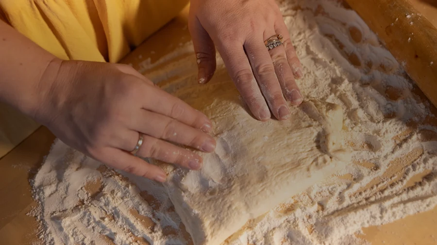 Pâte à pizza travaillée à la main