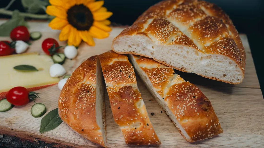 Boules de mozzarella fraîche égouttées sur une planche