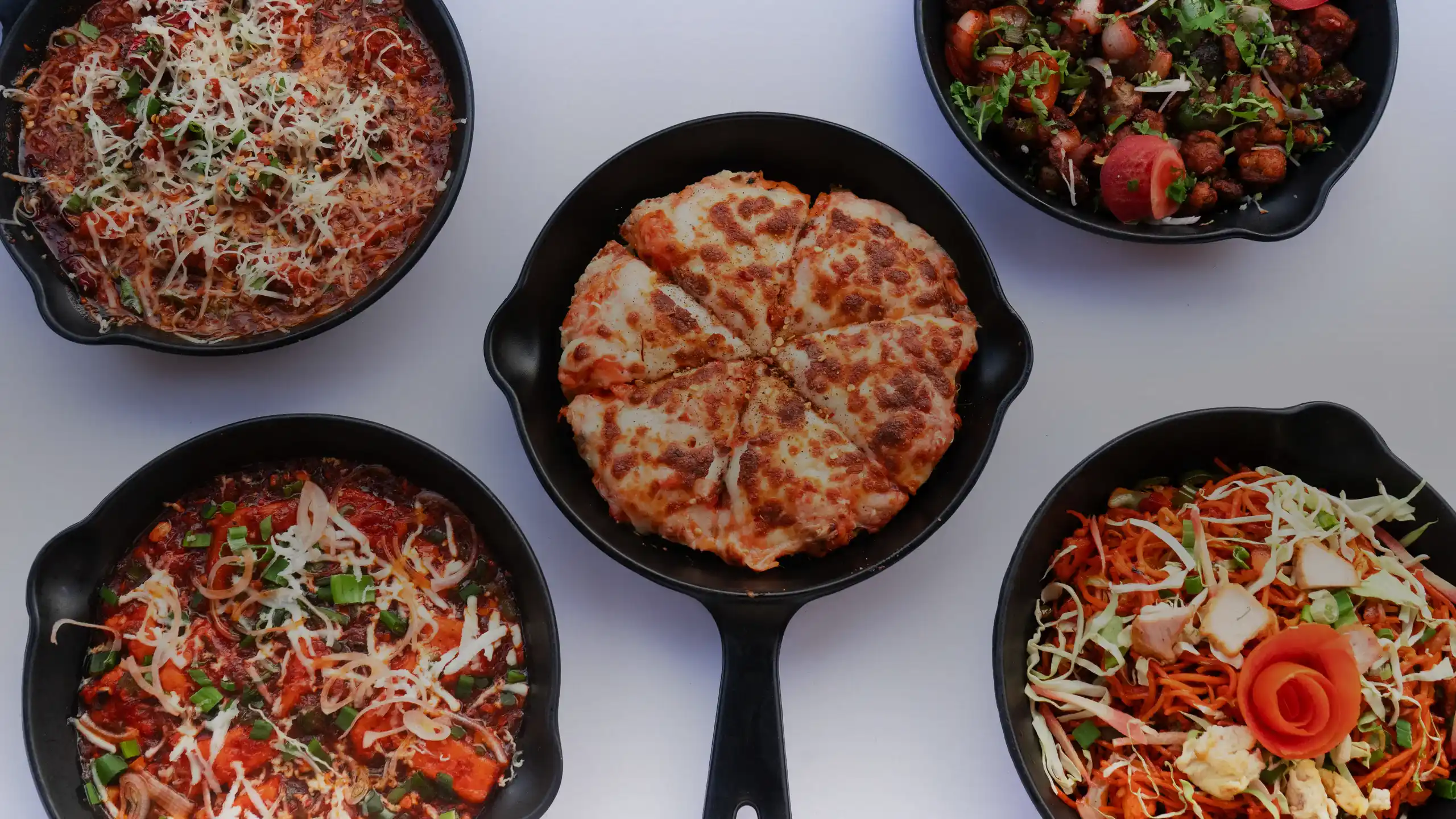 Pizza cuite dans une poêle en fonte
