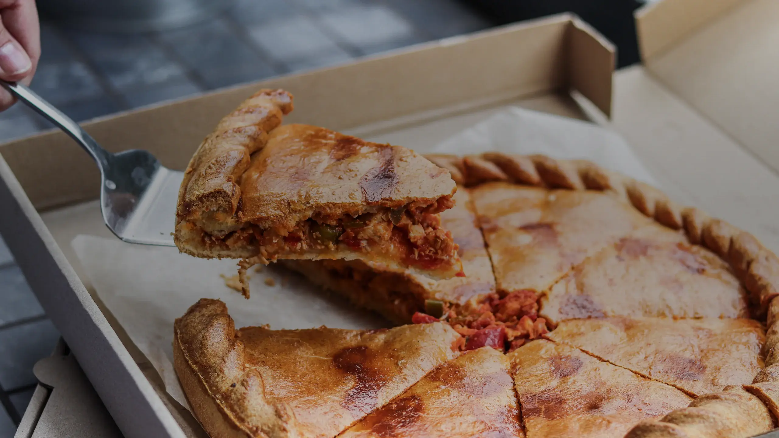 Une part de deep dish pizza au bord haut