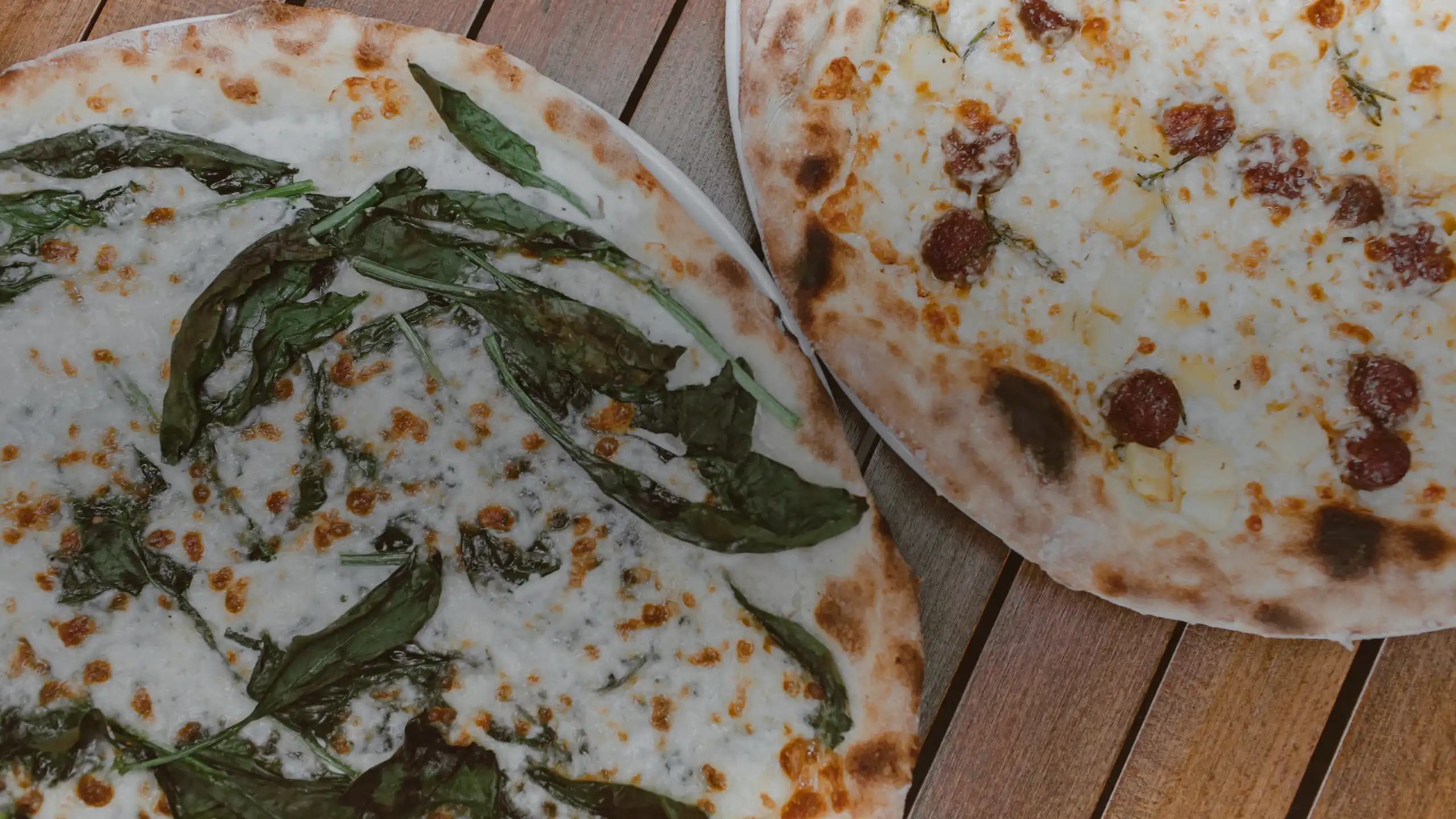 Pizza blanche au fromage, prête à enfourner