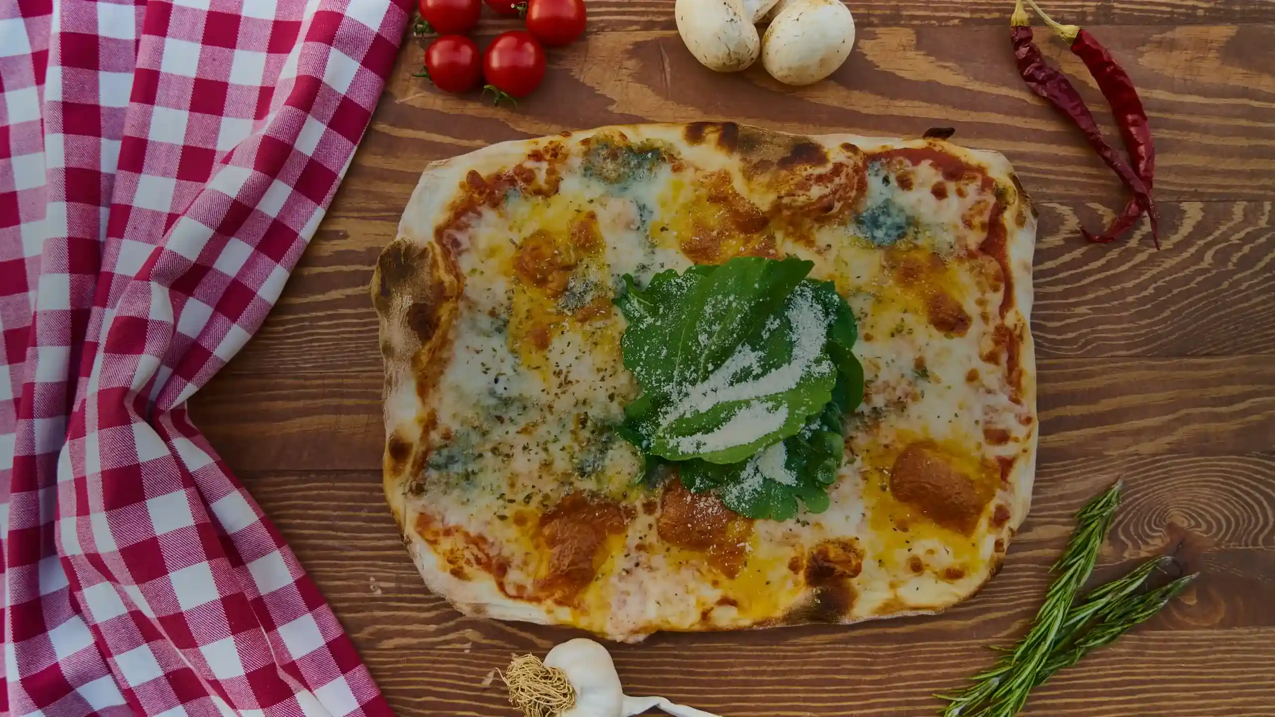 Pizza, piments séchés et ail sur une planche